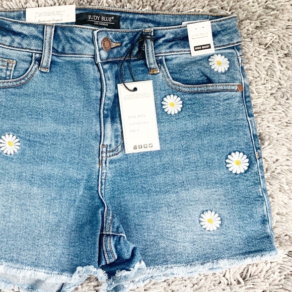 NWT Judy Blue Daisy Cutoff Shorts - Picture 2 of 7